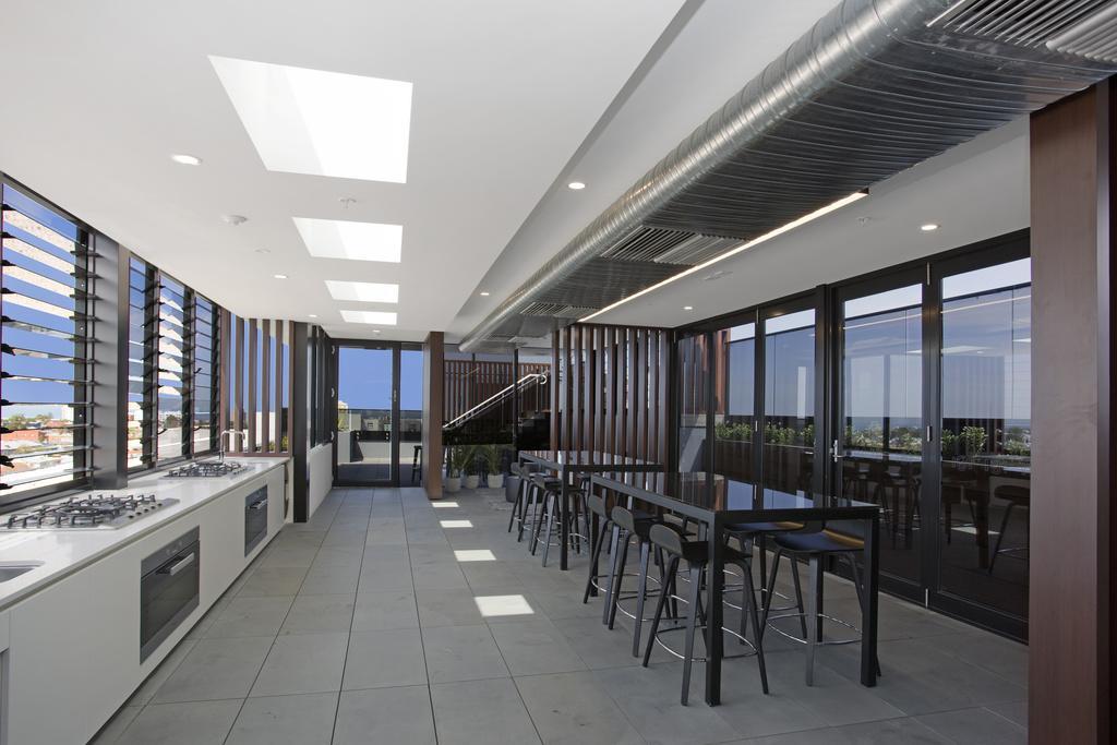 Апартаменты ☆ Heart Of St Kilda ☆ Infinity Pool+Parking+Wifi Мельбурн Экстерьер фото