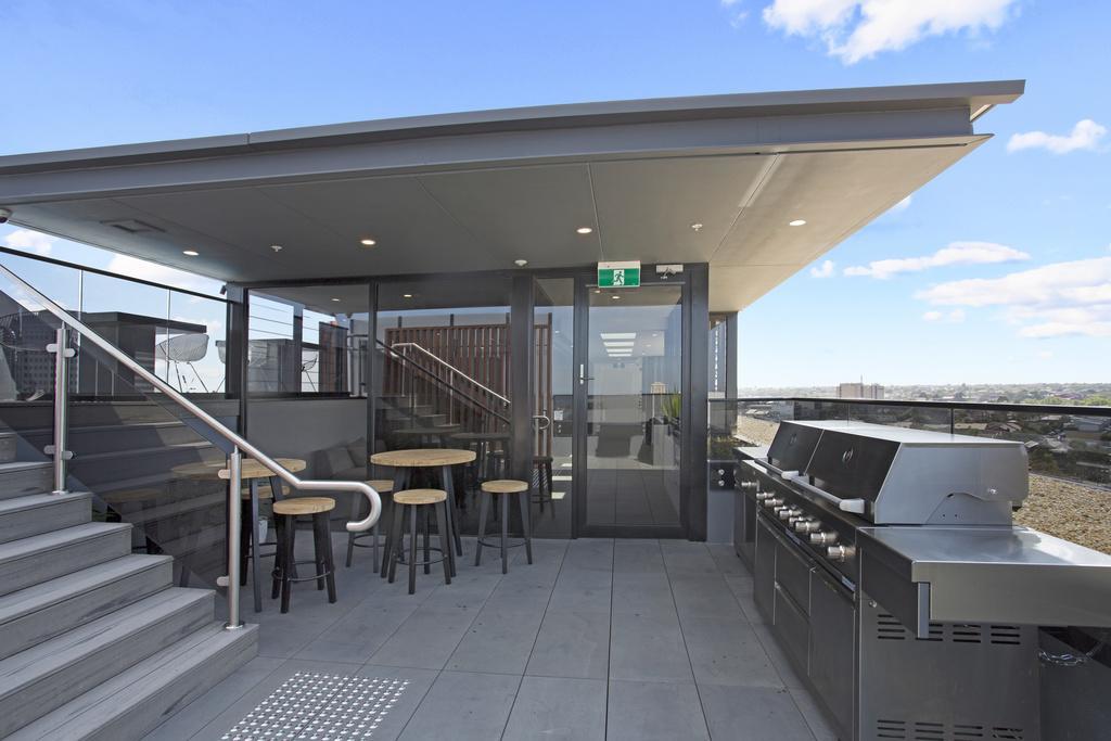 Апартаменты ☆ Heart Of St Kilda ☆ Infinity Pool+Parking+Wifi Мельбурн Экстерьер фото