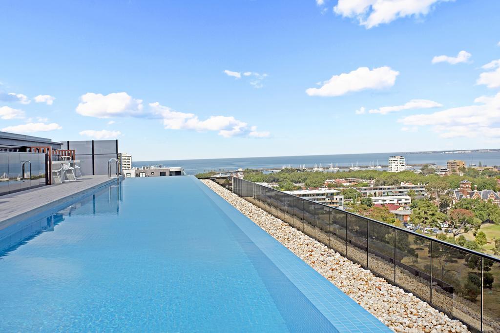 Апартаменты ☆ Heart Of St Kilda ☆ Infinity Pool+Parking+Wifi Мельбурн Экстерьер фото