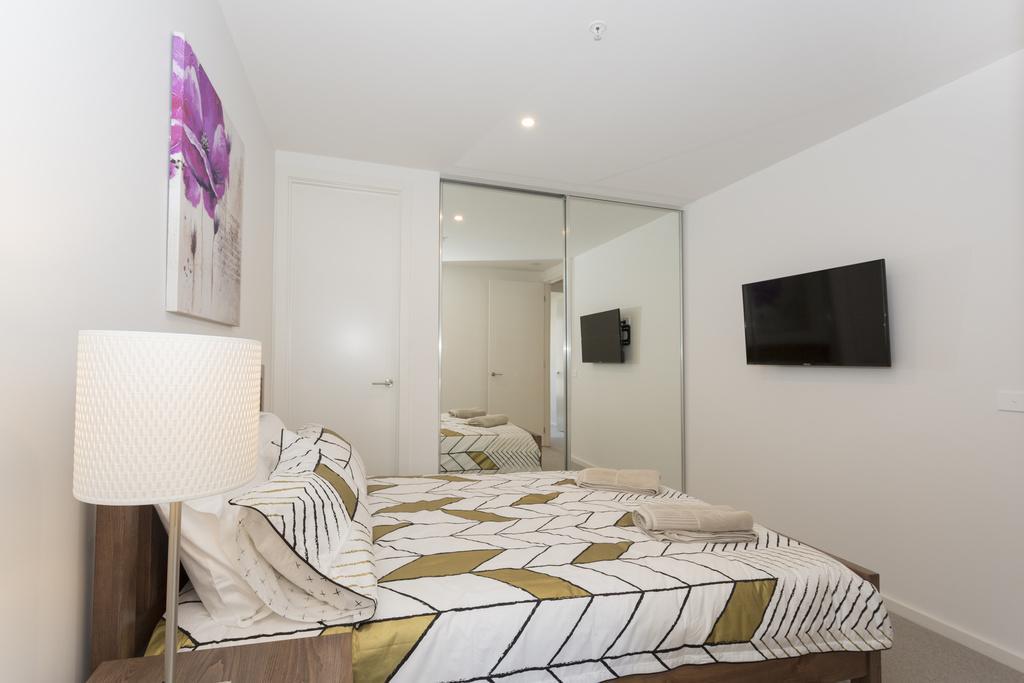 Апартаменты ☆ Heart Of St Kilda ☆ Infinity Pool+Parking+Wifi Мельбурн Экстерьер фото